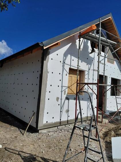 Casă cu 4 camere în Ologeni