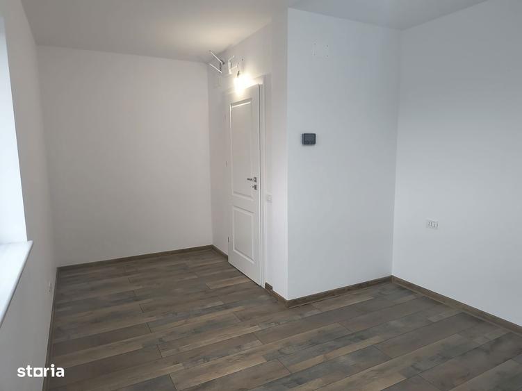 Casă cu 5 camere cu Teren 500 Mp în Borș