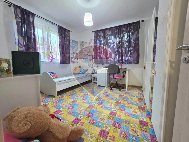 Casă cu Teren 689 Mp în Est