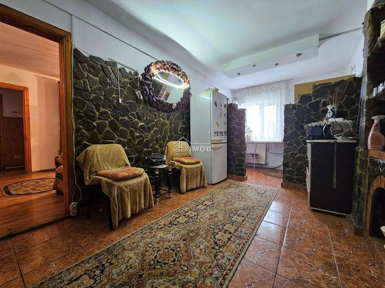 Apartament cu 3 camere semidecomandat în Micro 5