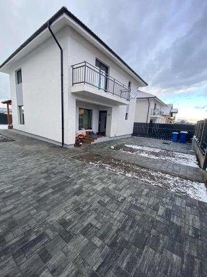 Casă individuală cu 4 camere cu Canalizare în Central