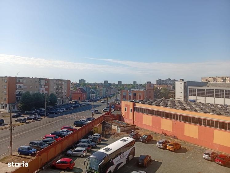Apartament cu 3 camere semidecomandat în Grădiște