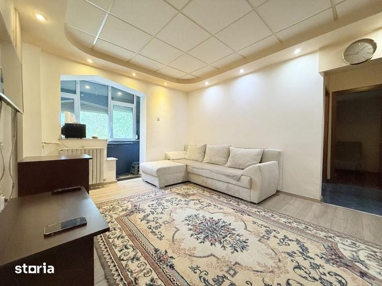 Apartament cu 3 camere semidecomandat în Far