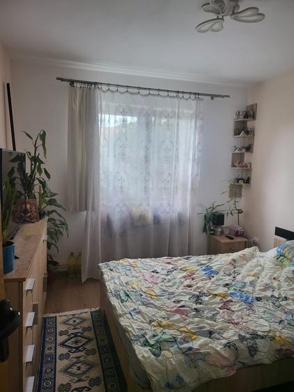 Apartament cu 3 camere semidecomandat în Săsar