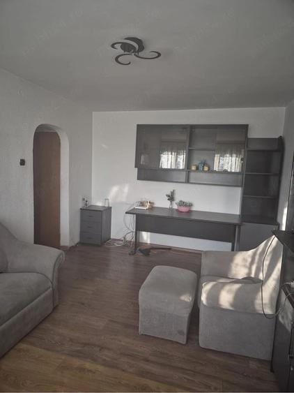 Apartament cu 3 camere semidecomandat în Titan