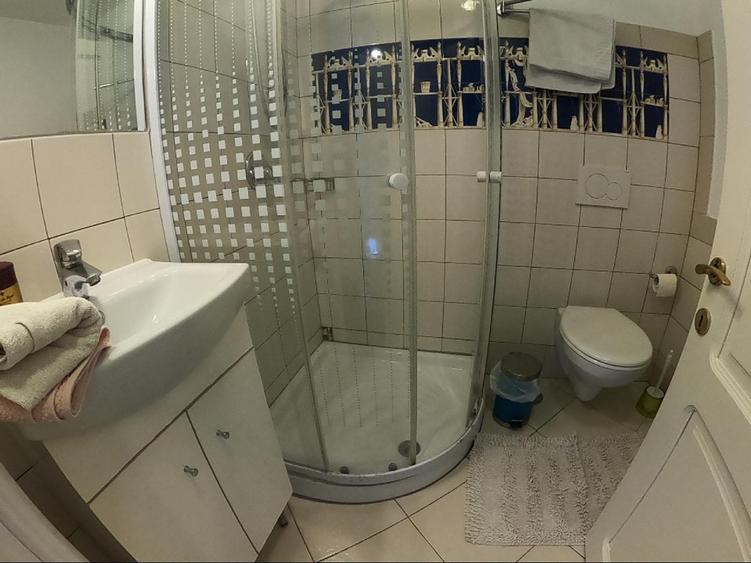Casă individuală cu 12 camere cu Canalizare în Ultracentral
