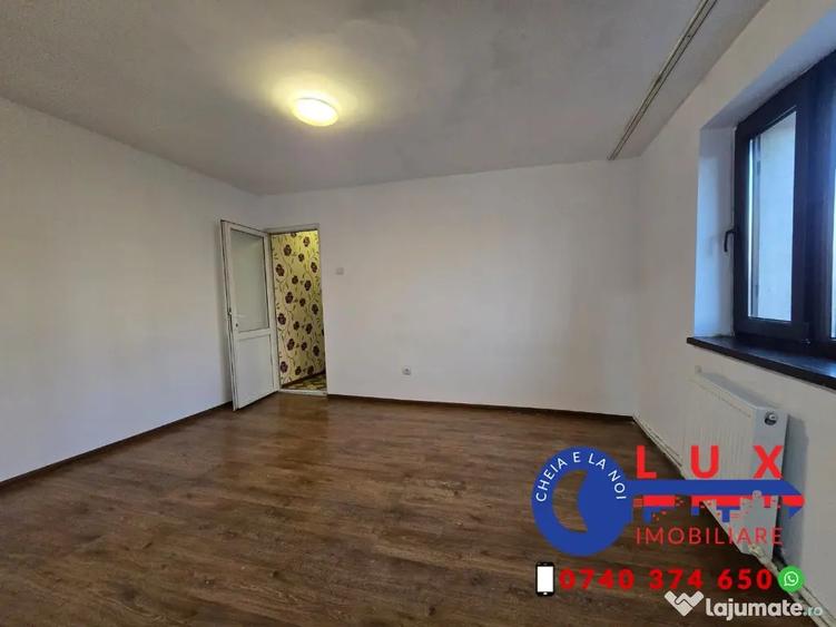 Apartament cu 3 camere semidecomandat în Neptun
