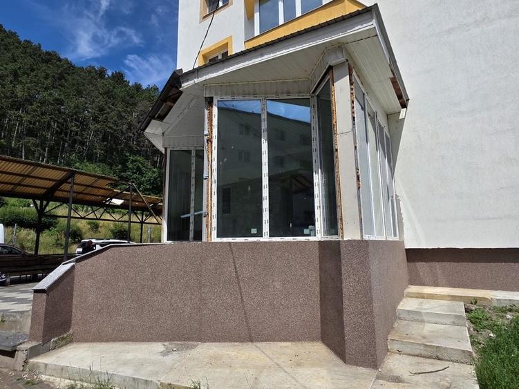 Spațiu comercial, de 85 mp, în Coman