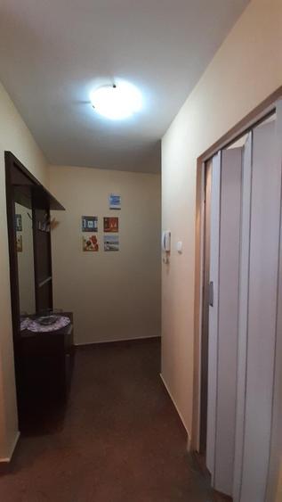 Apartament cu 2 camere semidecomandat, mobilat în Central