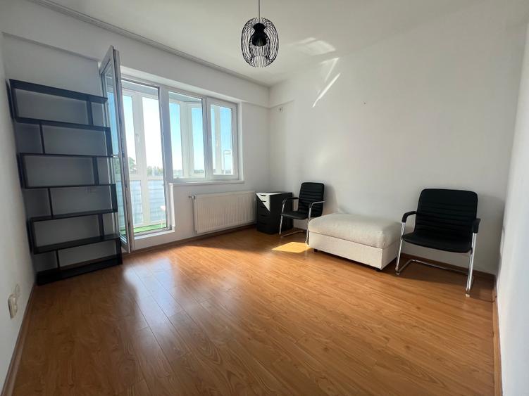 Apartament cu 3 camere semidecomandat în Giurgiului