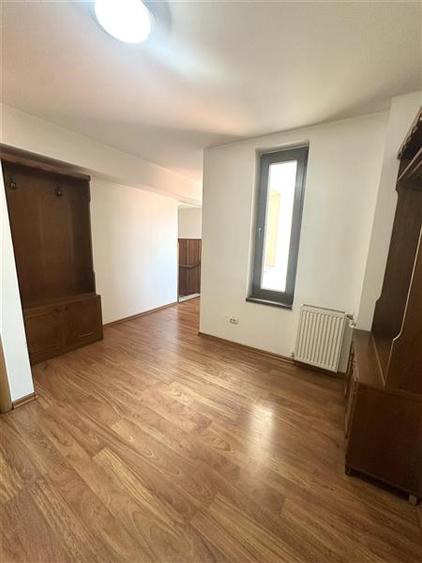 Casă individuală cu 8 camere cu Canalizare în Casa de Cultură