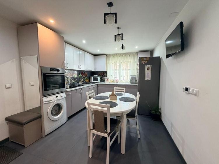 Apartament cu 3 camere decomandat în Coman
