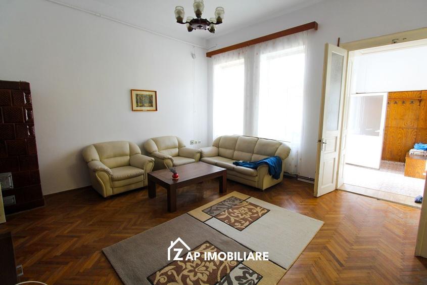 Casă individuală cu 5 camere cu Canalizare în Central