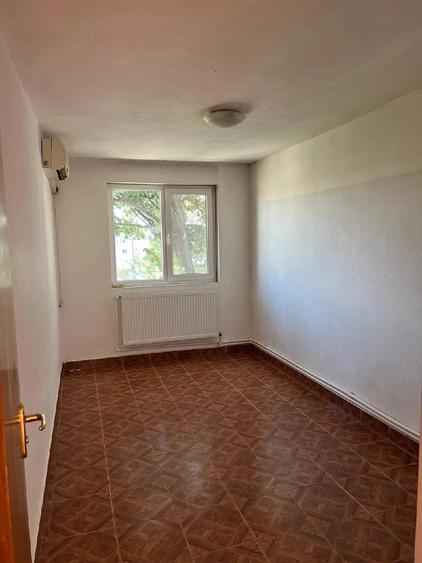 Apartament cu 3 camere semidecomandat în Ferentari