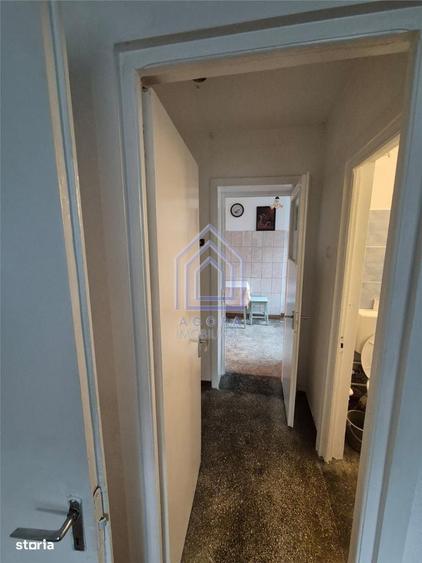 Apartament cu 3 camere decomandat în Roșu