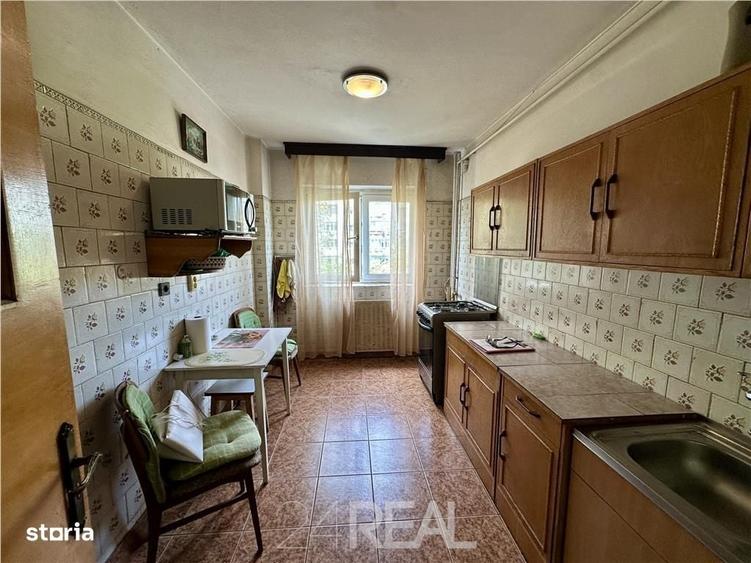 Apartament cu 3 camere semidecomandat în Apusului