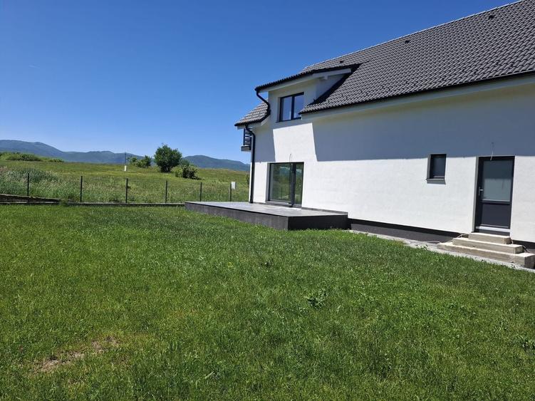 Casă individuală cu 5 camere cu Canalizare în Cristian