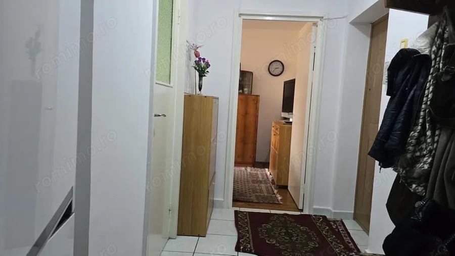 Apartament cu 3 camere semidecomandat în Zamfirescu