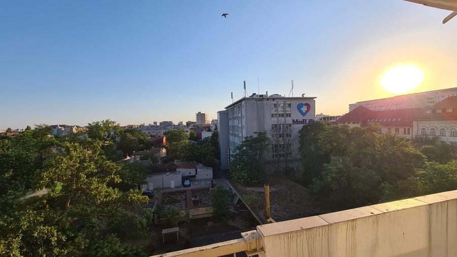Apartament cu 3 camere semidecomandat, mobilat în Iancului