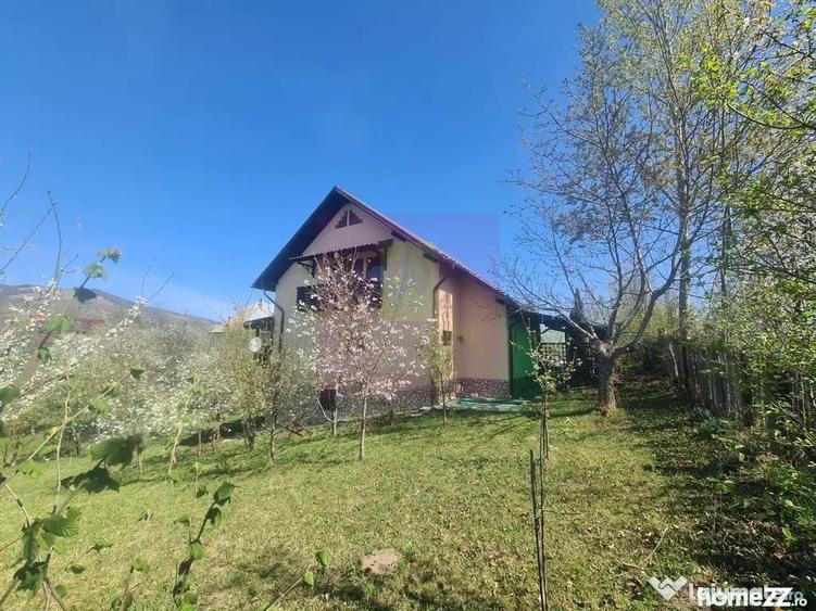 Casă cu 5 camere cu Teren 2177 Mp în Ghioșești