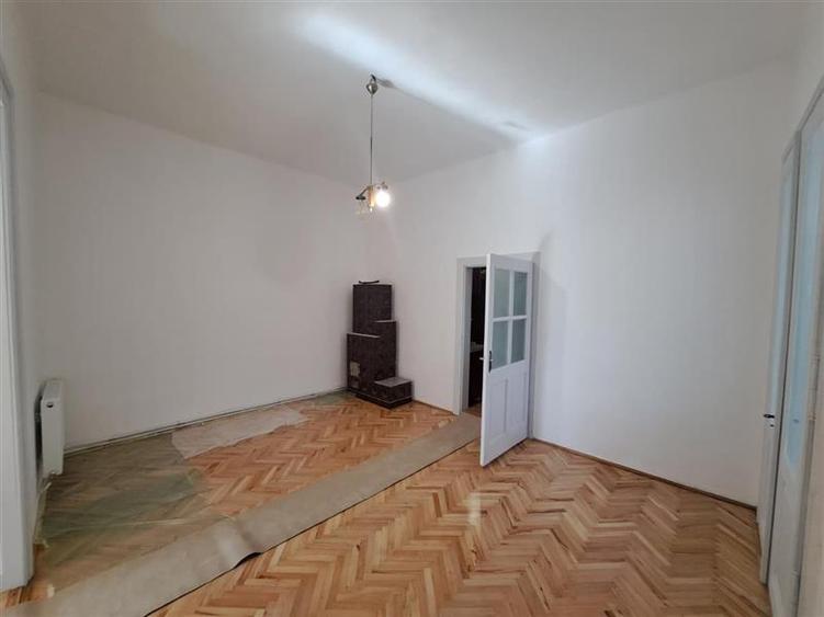 Apartament cu 4 camere semidecomandat, mobilat în Gruia