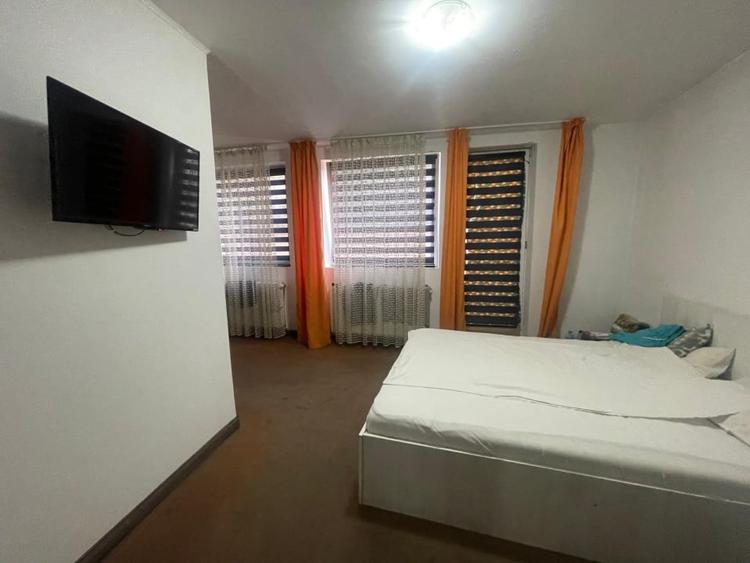Casă individuală cu 6 camere cu Canalizare în Central