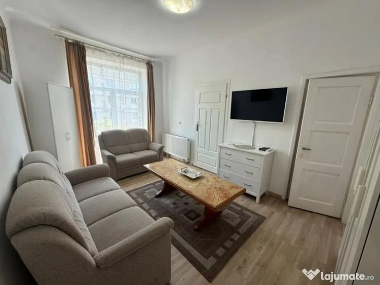 Apartament cu 3 camere semidecomandat în Central