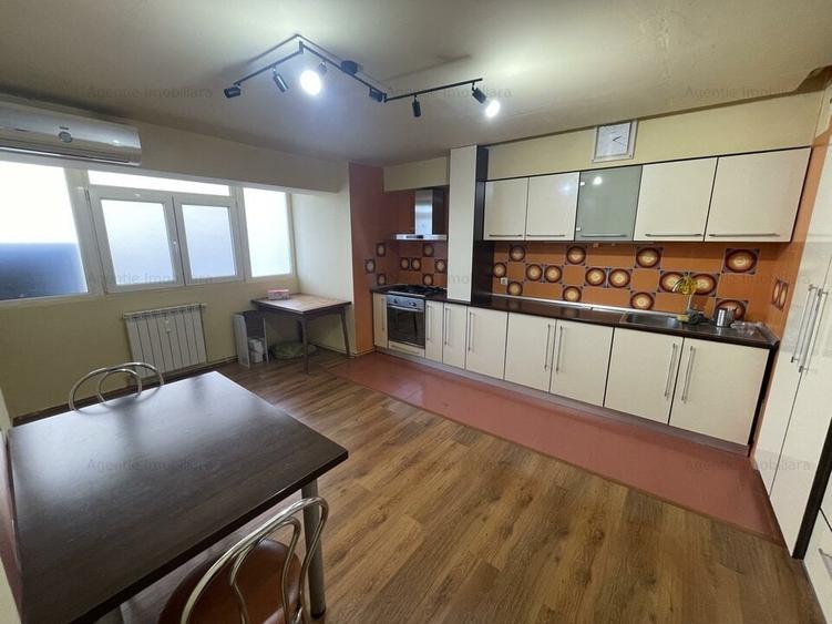 Apartament cu 3 camere semidecomandat, mobilat în P-ța Victoriei