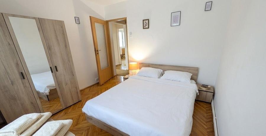 Apartament cu 4 camere decomandat în Central