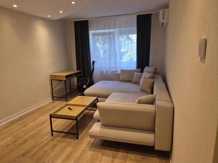 Apartament cu 3 camere decomandat în Lipovei
