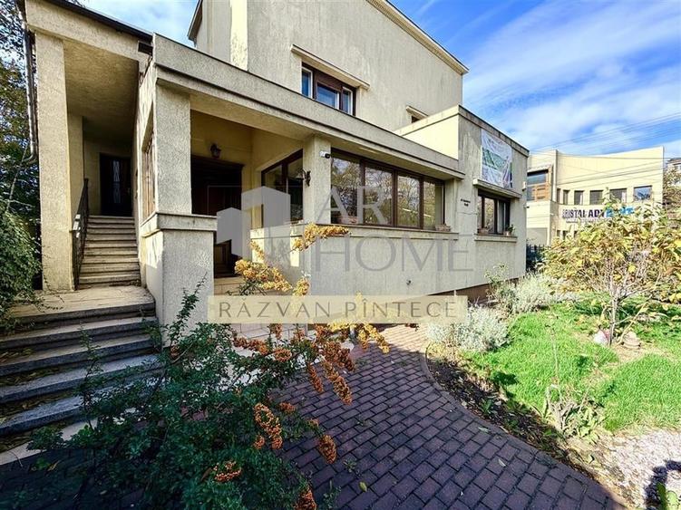 Casă individuală cu 11 camere cu Teren 370 Mp în Ultracentral