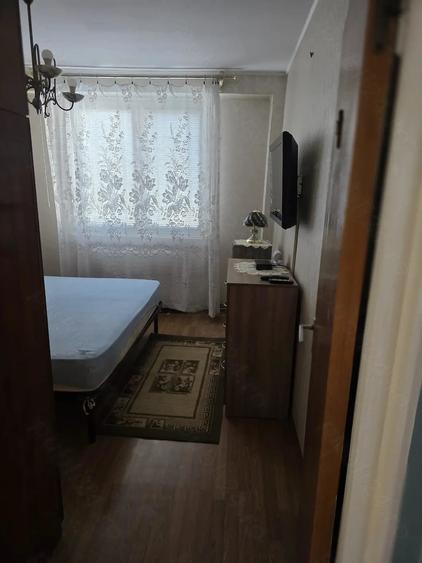 Apartament cu 3 camere semidecomandat în Centrul Civic