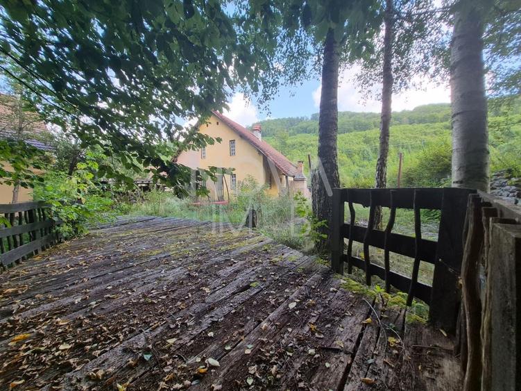 Casă individuală cu 5 camere cu Canalizare în Cârțișoara