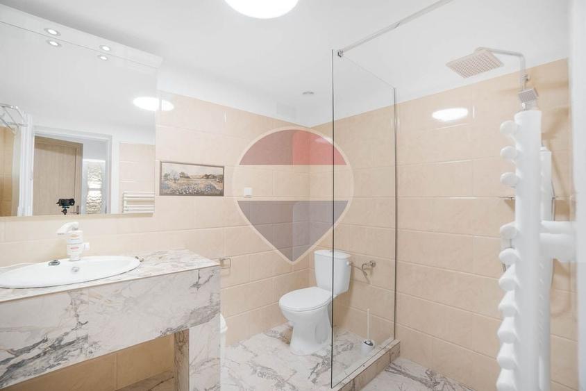 Hotel/Pensiune, de 377.5 mp, în Plaiul Foii
