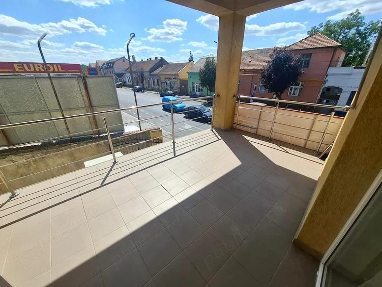 Apartament cu 3 camere semidecomandat în Intim