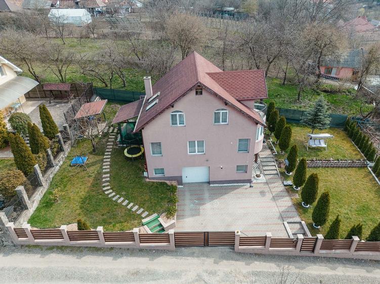 Casă cu 4 camere în Central