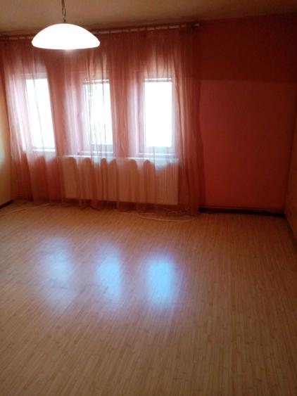 Casă cu 3 camere semidecomandat în Central
