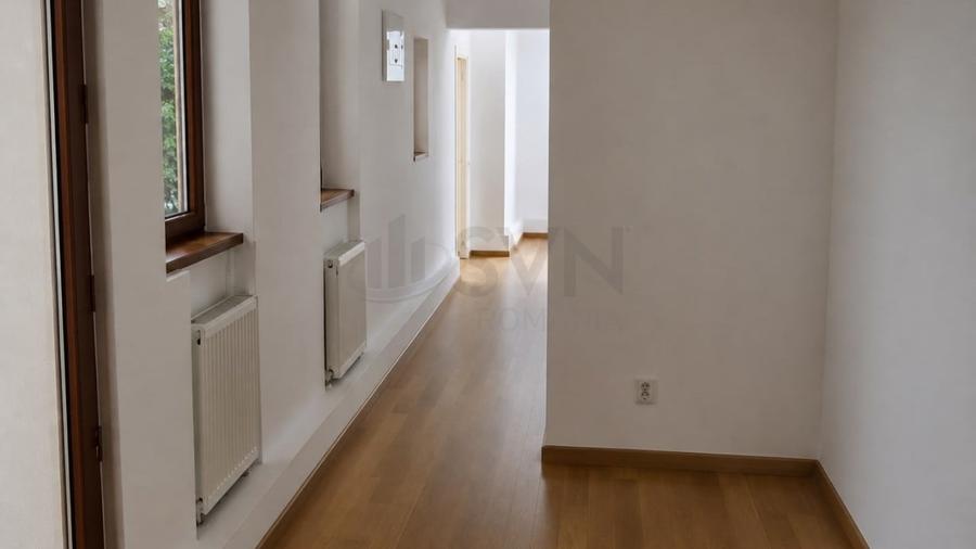 Apartament cu 5 camere semidecomandat în Calea Victoriei