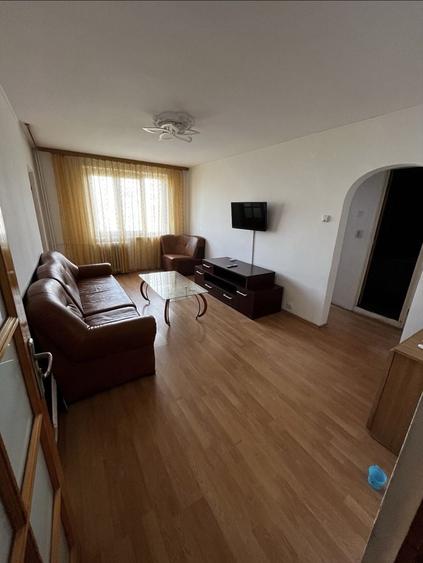 Apartament cu 4 camere semidecomandat în Rahova