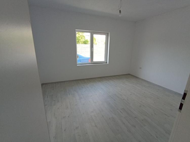 Duplex cu 3 camere cu Canalizare în Sânandrei