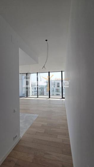 Penthouse cu 4 camere decomandat în 13 Septembrie