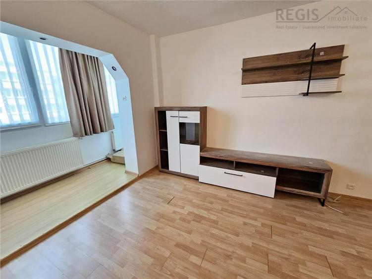 Apartament cu 4 camere decomandat în Calea București