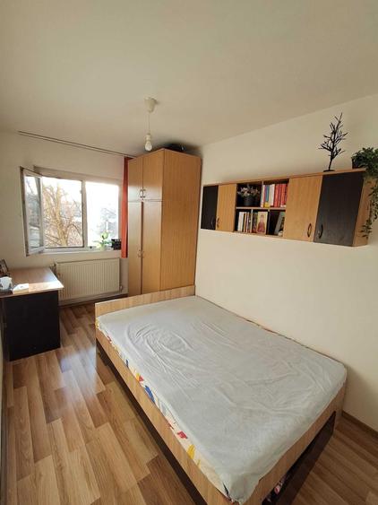 Apartament cu 3 camere semidecomandat în Exterior Vest