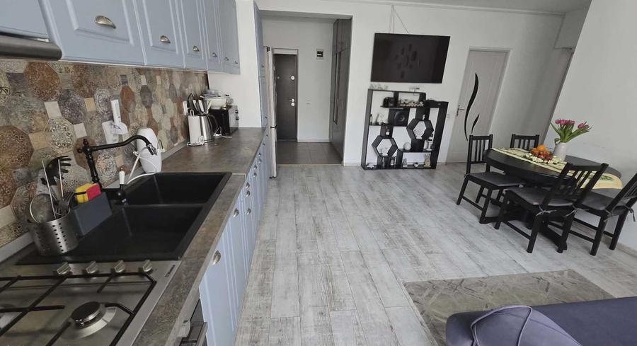 Apartament cu 3 camere decomandat în Florești