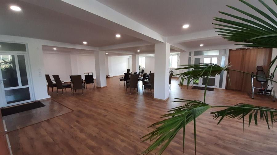 Casă individuală cu 17 camere cu Canalizare în Sânpetru