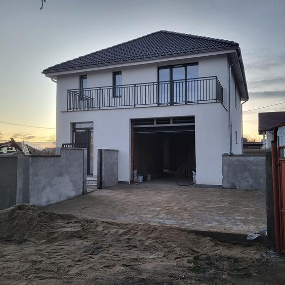 Casă cu 4 camere în Vladimirescu