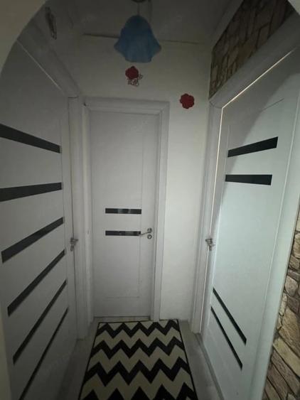 Apartament cu 4 camere semidecomandat în Craiovița Nouă