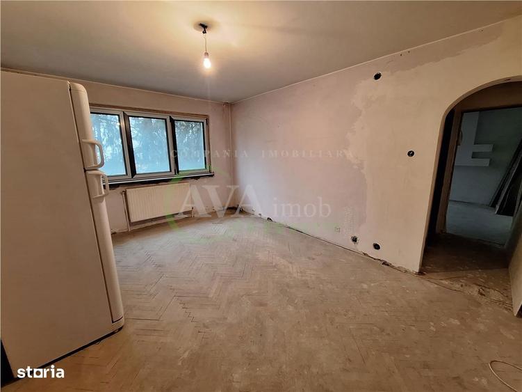 Apartament cu 3 camere semidecomandat în Mioriței