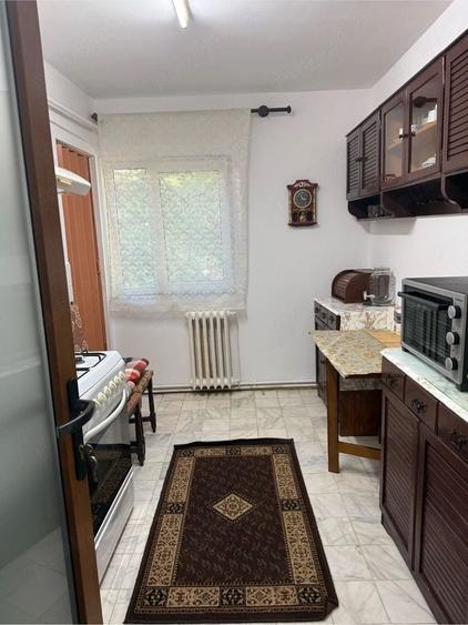 Apartament cu 3 camere decomandat, mobilat în Girocului
