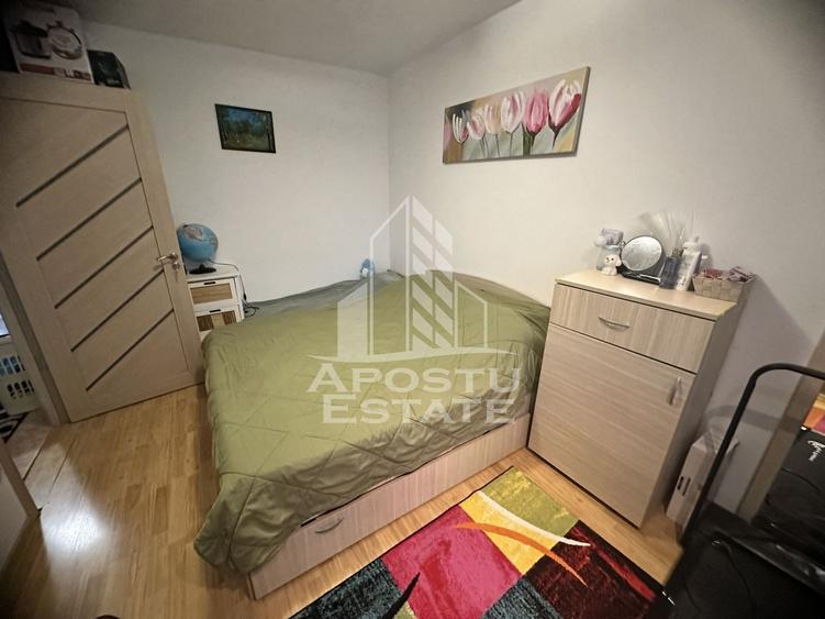 Apartament cu 3 camere semidecomandat, mobilat în Buziașului
